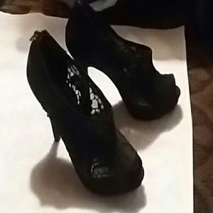 Black stilettos/black lace